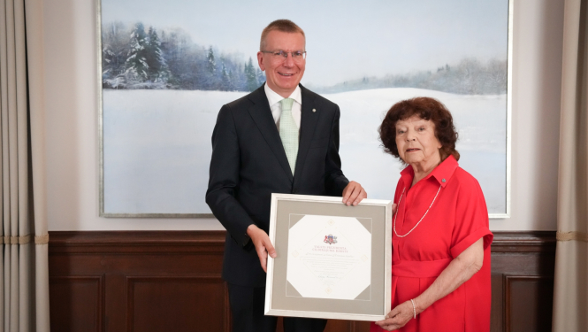 Valsts prezidents piešķir Cildinājuma rakstu aktrisei Antai Krūmiņai