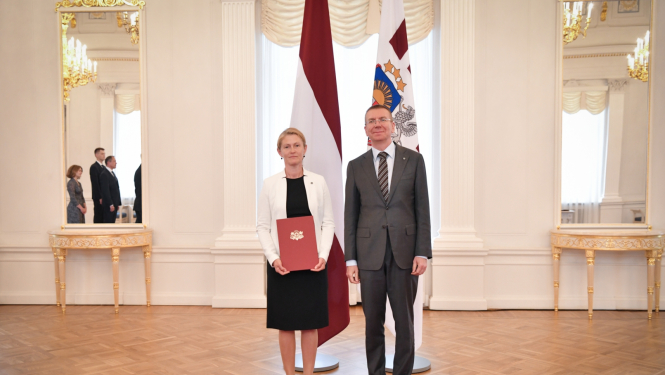 27.07.2023. Valsts prezidents Edgars Rinkēvičs pasniedz akreditācijas vēstuli Latvijas Republikas ārkārtējai un pilnvarotajai vēstniecei pastāvīgajā pārstāvniecībā Apvienoto Nāciju Organizācijā Ņujorkā Sanitai Pavļutai-Deslandes.