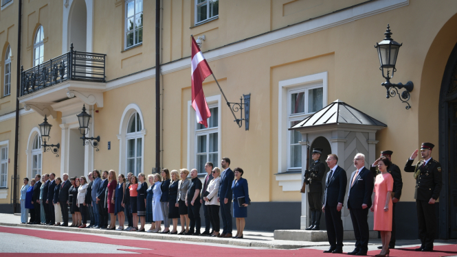 08.07.2023. Valsts prezidents Edgars Rinkēvičs simboliskā ceremonijā saņem Rīgas pils atslēgu un Valsts prezidenta standartu no Valsts prezidenta Egila Levita (2019–2023) un Andras Levites. Foto autors: Imārs Znotiņš, Valsts prezidenta kanceleja.