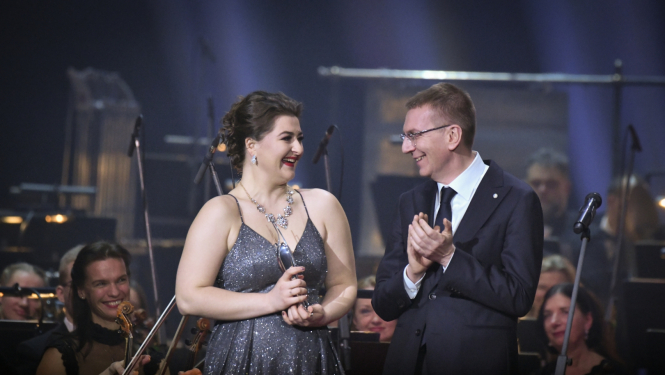 Valsts prezidents Edgars Rinkēvičs Lielajā mūzikas balvā apsveic gada jauno mūziķi – dziedātāju Katrīnu Paulu Felsbergu