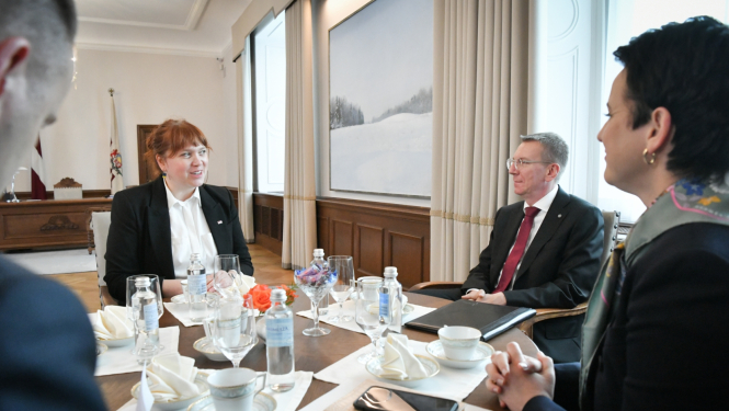 19.10.2023. Valsts prezidents Edgars Rinkēvičs (no labās) sarunājas ar kultūras ministri Agnesi Loginu