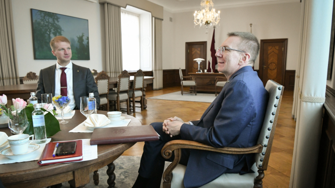 26.04.2024. Valsts prezidenta Edgara Rinkēviča tikšanās ar klimata un enerģētikas ministru Kasparu Melni