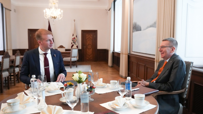 25.11.2024. Valsts prezidenta Edgara Rinkēviča tikšanās ar klimata un enerģētikas ministru Kasparu Melni