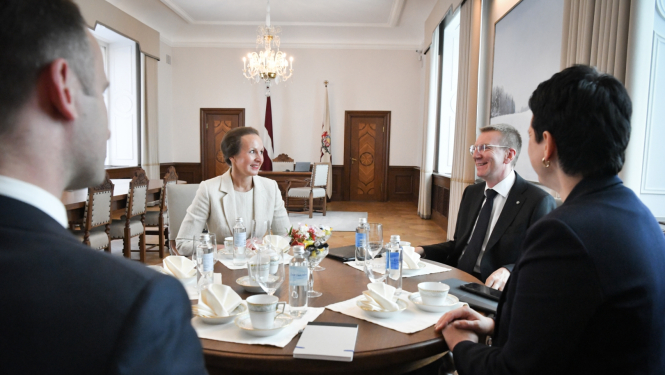 18.07.2023. Valsts prezidents Edgars Rinkēvičs tiekas ar veselības ministri Līgu Meņģelsoni savā kabinetā pie apaļā galda. Sarunā piedalās padomnieks komunikācijas jautājumos Mārtiņš Drēģeris un Valsts prezidenta kancelejas vadītāja Gunda Reire. 