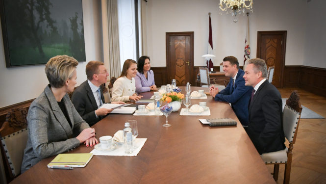 25.10.2023. 25.10.2023. Valsts prezidenta Edgara Rinkēviča tikšanās ar Latvijas Meža īpašnieku biedrības un Latvijas Kokrūpniecības federācijas pārstāvjiem.