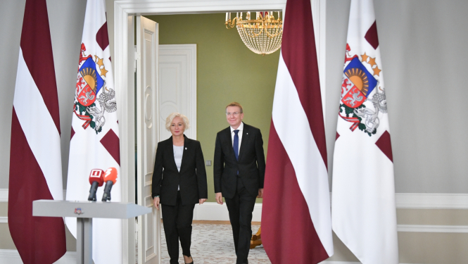 10.10.2023. Valsts prezidenta Edgara Rinkēviča tikšanās ar Saeimas priekšsēdētāju Daigu Mieriņu. D. Mieriņa (no kreisās) kopā ar Valsts prezidentu ienāk pa durvīm Ģerboņu zālē, lai dotos pie pults un atbildētu uz mediju jautājumiem. 