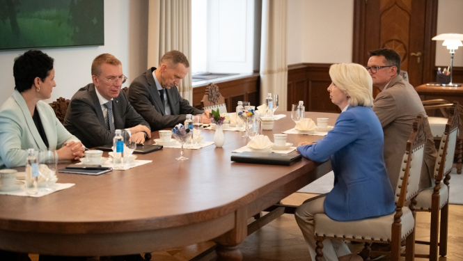 Sarunas dalībnieki ar galdu Valsts prezidenta kabinetā