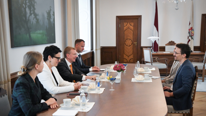 Sarunas dalībnieki ar galdu Valsts prezidenta kabinetā