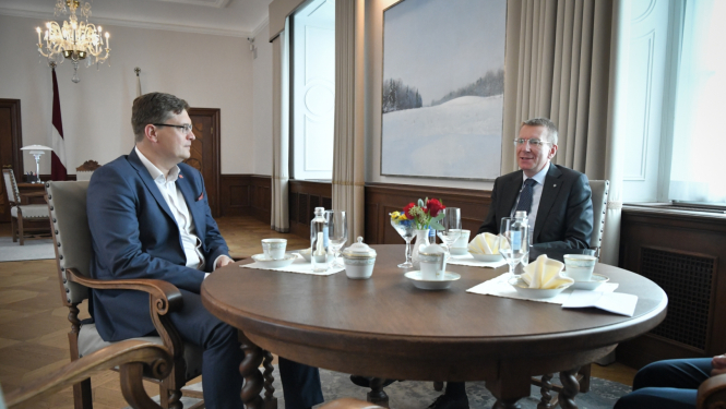 04.09.2023. Valsts prezidenta Edgara Rinkēviča tikšanās ar Latvijas Televīzijas valdes priekšsēdētāju Ivaru Priedi