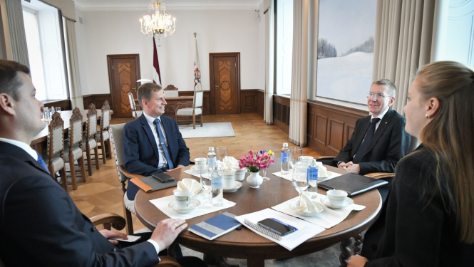 Sarunas dalībnieki ar galdu Valsts prezidenta kabinetā