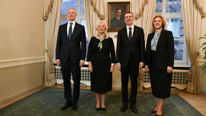 25.01.2024. Valsts prezidenta, Saeimas priekšsēdētājas, Ministru prezidentes un ārlietu ministra foto pie Zigfrīda Annas Meirovica portreta Saeimā pirms ikgadējām āprpoliktikas debatēm.