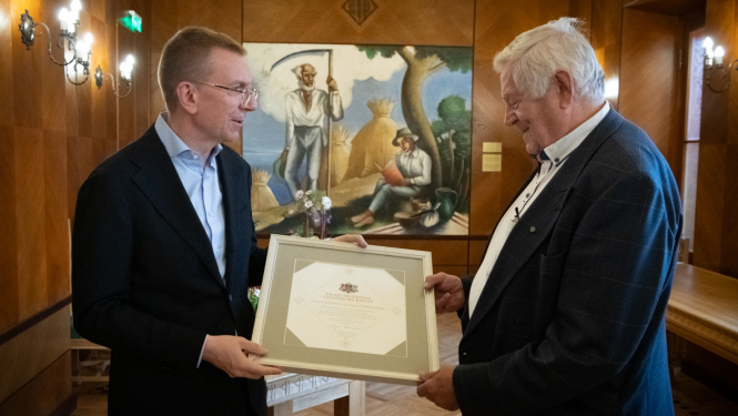 Edgars Rinkēvičs un Dainis Kalns kopā tur Cildinājuma rakstu