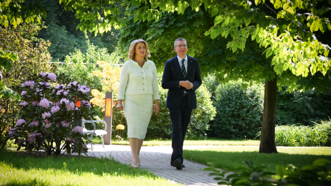 22.05.2024. Valsts prezidenta Edgara Rinkēviča un Ministru prezidentes Evikas Siliņas tikšanās, pastaiga pa Rīgas pils dārzu
