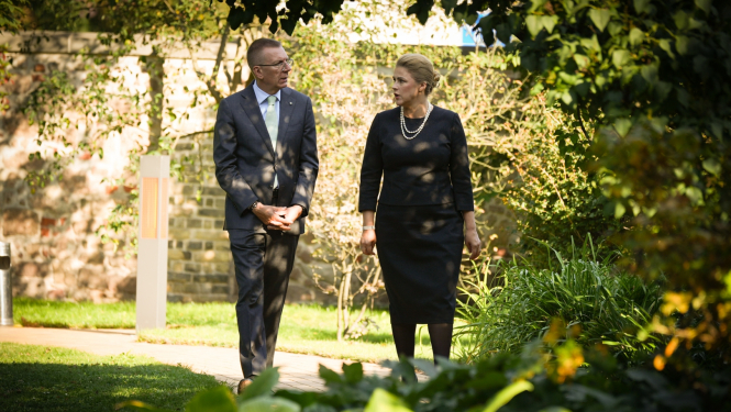 04.09.2024. Valsts prezidenta un Ministru prezidentes pastaiga Rīgas pils dārzā