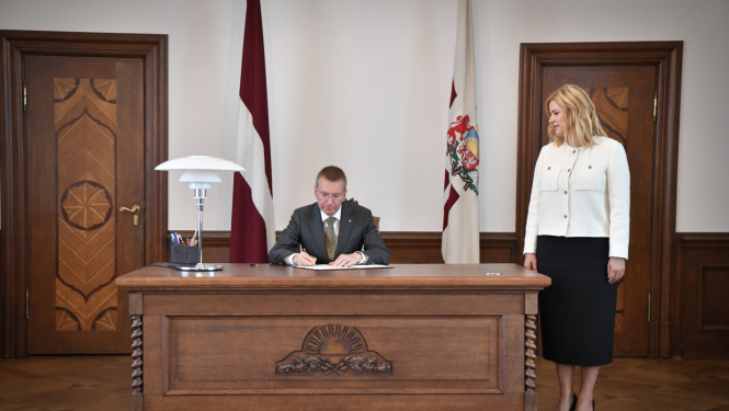 24.08.2023. Valsts prezidents Edgars Rinkēvičs paraksta rīkojumu, kurā aicina Eviku Siliņu sastādīt Ministru kabinetu. Pie galda pa labi stāv Evika Siliņa.