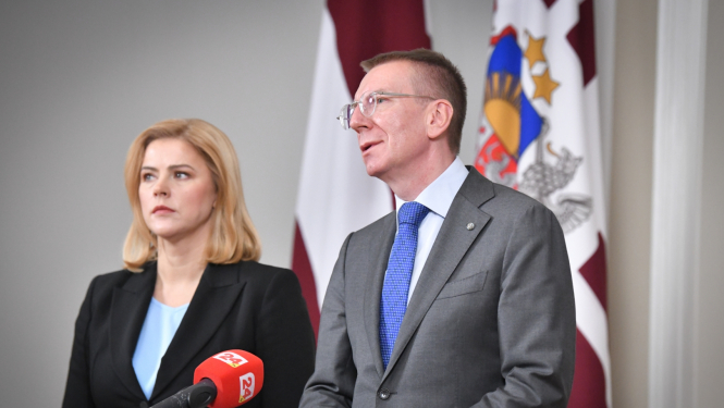 18.10.2023. Valsts prezidenta Edgara Rinkēviča un Ministru prezidentes Evikas Siliņas preses konference. Valsts prezidents (no labās) stāv pie pults un atbild uz mediju jautājumiem