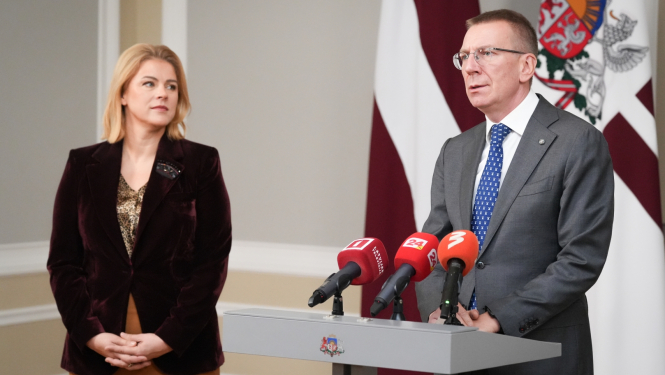 06.11.2024. Valsts prezidents Edgars Rinkēvičs pie pults sniedz komentāru medijiem preses konferencē pēc tikšanās ar Ministru prezidenti Eviku Siliņu (pa kreisi). 