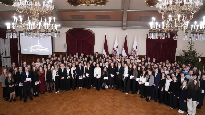 Latvijas Republikas proklamēšanas 106.gadadienai veltītā skolēnu radošo darbu konkursa dalībnieku viesošanās Rīgas pilī