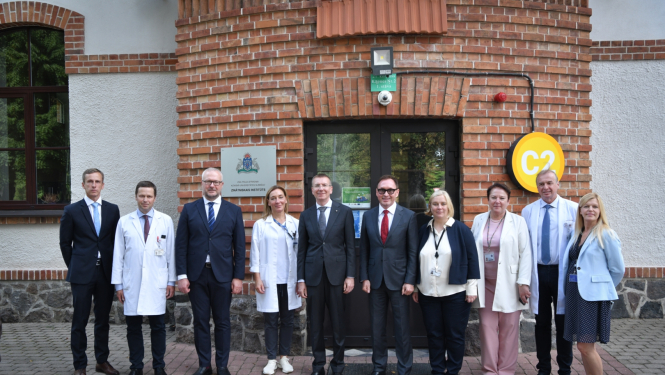 kopbilde ar slimnīcas pārstāvjiem