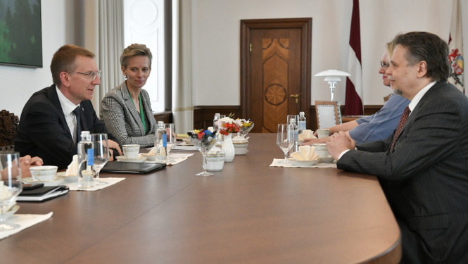 Sarunas dalībnieki ar galdu Valsts prezidenta kabinetā