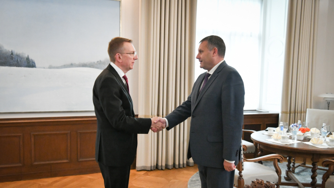 19.10.2023. Valsts prezidents Edgars Rinkēvičs (no kreisas) sasveicinās ar ģenerālprokuroru Juri Stukānu