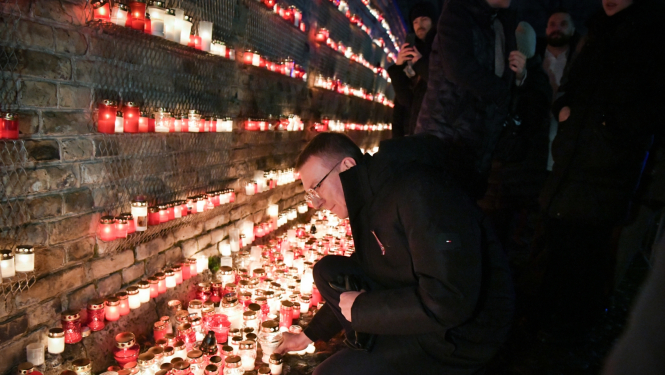 11.11.2023. Valsts prezidents Edgars Rinkēvičs, godinot Latvijas brīvības cīnītājus, noliek svecīti 11. novembra krastmalā