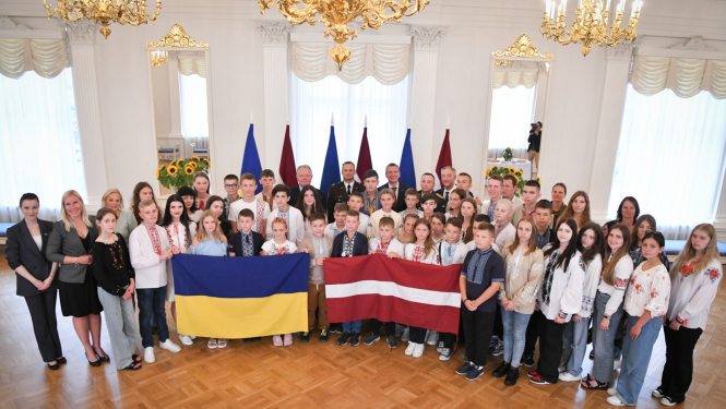 02.08.2023. 02.08.2023. Valsts prezidents Edgars Rinkēvičs tiekas ar Ukrainas karavīru bērniem, kuri piedalās Valsts aizsardzības un patriotisma fonda “Namejs” rīkotajā vasaras nometnē Latvijā.