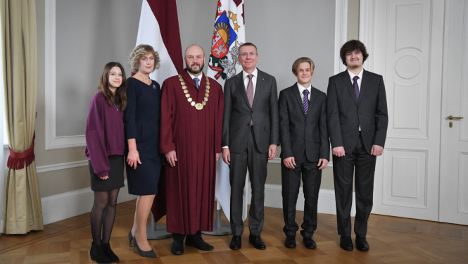 Valsts prezidenta kopbilde ar jaunā tiesneša ģimeni