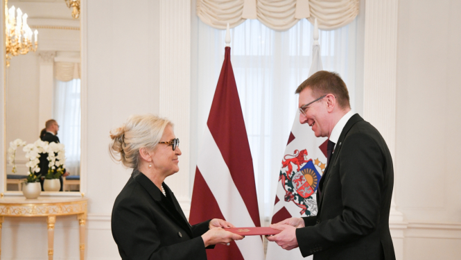 26.02.2024. Valsts prezidents Edgars Rinkēvičs pasniedz akreditācijas vēstuli Latvijas Republikas ārkārtējai un pilnvarotajai vēstniecei Itālijā Elitai Gavelei
