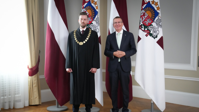 Valsts prezidentam tiesneša zvērestu dod Rīgas pilsētas tiesas tiesnesis Matīss Vingris