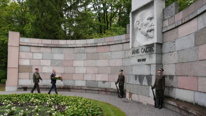 14.09.2024. Ziedu nolikšana pie pirmā Latvijas Valsts prezidenta Jāņa Čakstes (1859 – 1927) kapa pieminekļa, godinot J. Čaksti 165. gadadienā