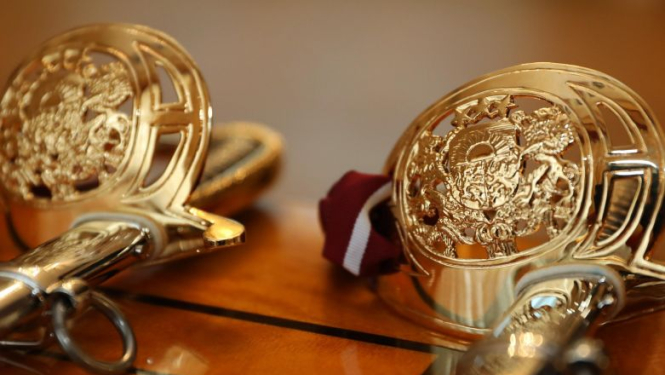 Valsts prezidents pasniedz dienesta pakāpes un zobenus Nacionālo bruņoto spēku augstākajiem virsniekiem