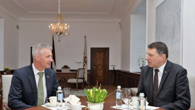 Valsts prezidents Raimonds Vējonis tiekas ar aizsardzības ministru Arti Pabriku