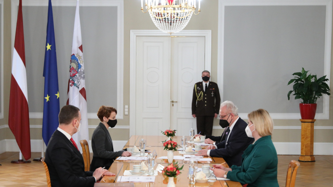 Sarunas dalībnieki Rīgas pils Ģerboņu zālē