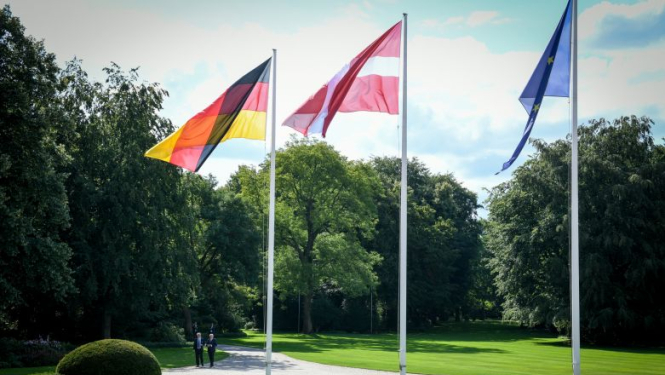 Vācijas, Latvijas un Eiropas Savienības karogi