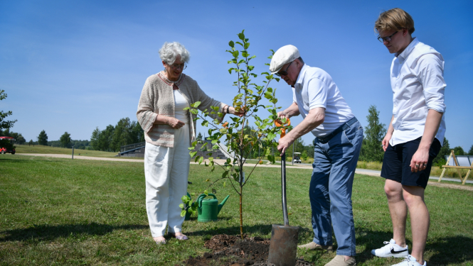 Sandra Kalniete, Guntis Ulmanis, G. Ulmaņa mazdēls stāda koku