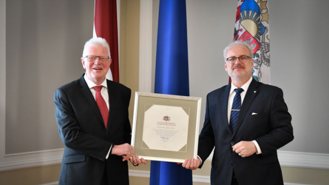 Valsts prezidents pasniedz Cildinājuma rakstu Ventspils Augstskolas profesoram Jānim Sīlim