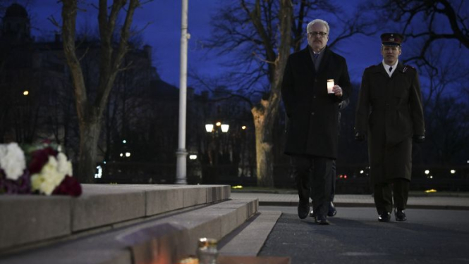 Valsts prezidents godina nacionālās pretošanās kustības dalībnieku piemiņu un aizdedz svecīti pie Brīvības pieminekļa