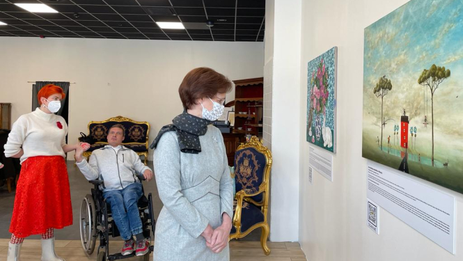 Andra Levite apskata gleznas