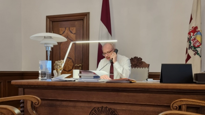 Egils Levits runā pa telefonu pie sava darba galda