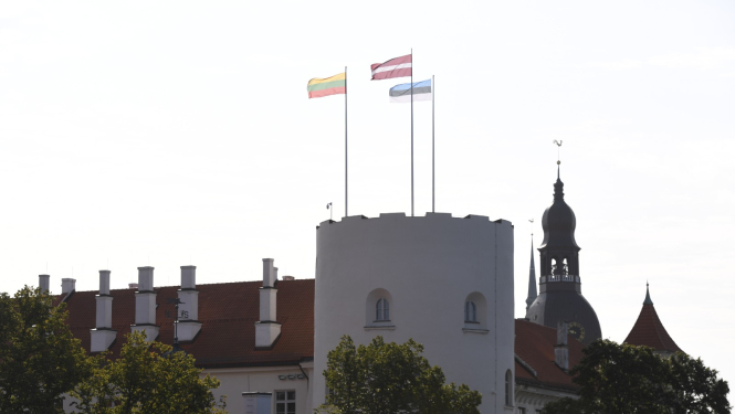 Baltijas valstu karogi Rīgas pils Svētā Gara tornī