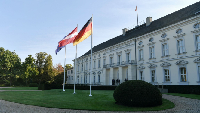 Latvijas, Vācijas un Eiropas Savienības karogi pie Vācijas Federālās Republikas prezidenta pils