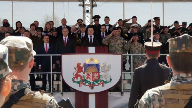 Valsts prezidenta Raimonda Vējoņa uzruna militārajā parādē Madonā par godu Latvijas Republikas Neatkarības atjaunošanas gadadienai