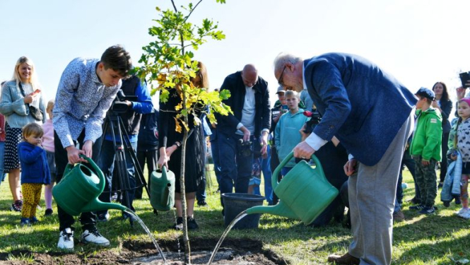 Valsts prezidents atklāj pirmo Laimes koku parku pasaulē