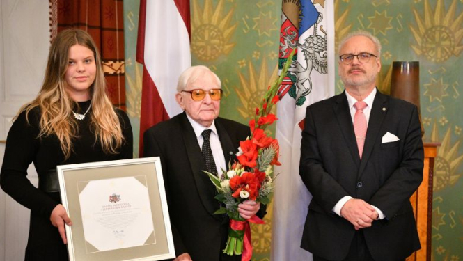 Valsts prezidents pasniedz Cildinājuma rakstu Marģeram Vestermanim