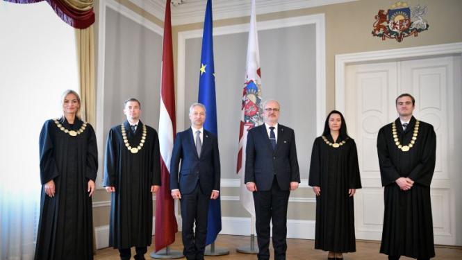 Rīgas pilī tiesneša solījumu Valsts prezidentam dod tiesneši Sanita Babre, Edgars Biezais, Inga Serafimova un Dainis Slišāns