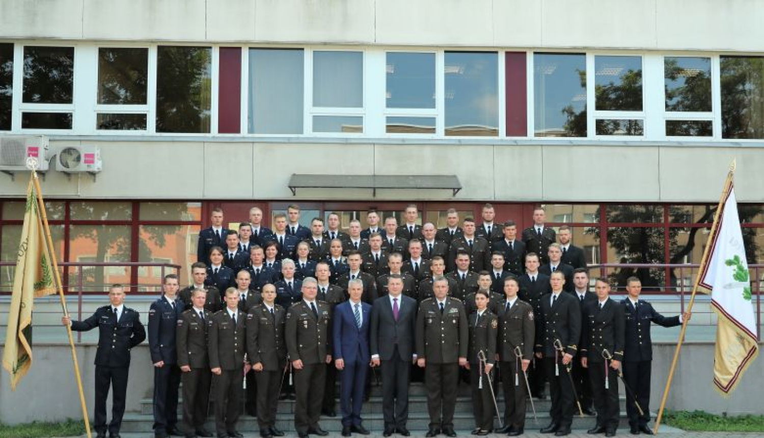 Valsts prezidents sveic Latvijas Nacionālās aizsardzības akadēmijas absolventus