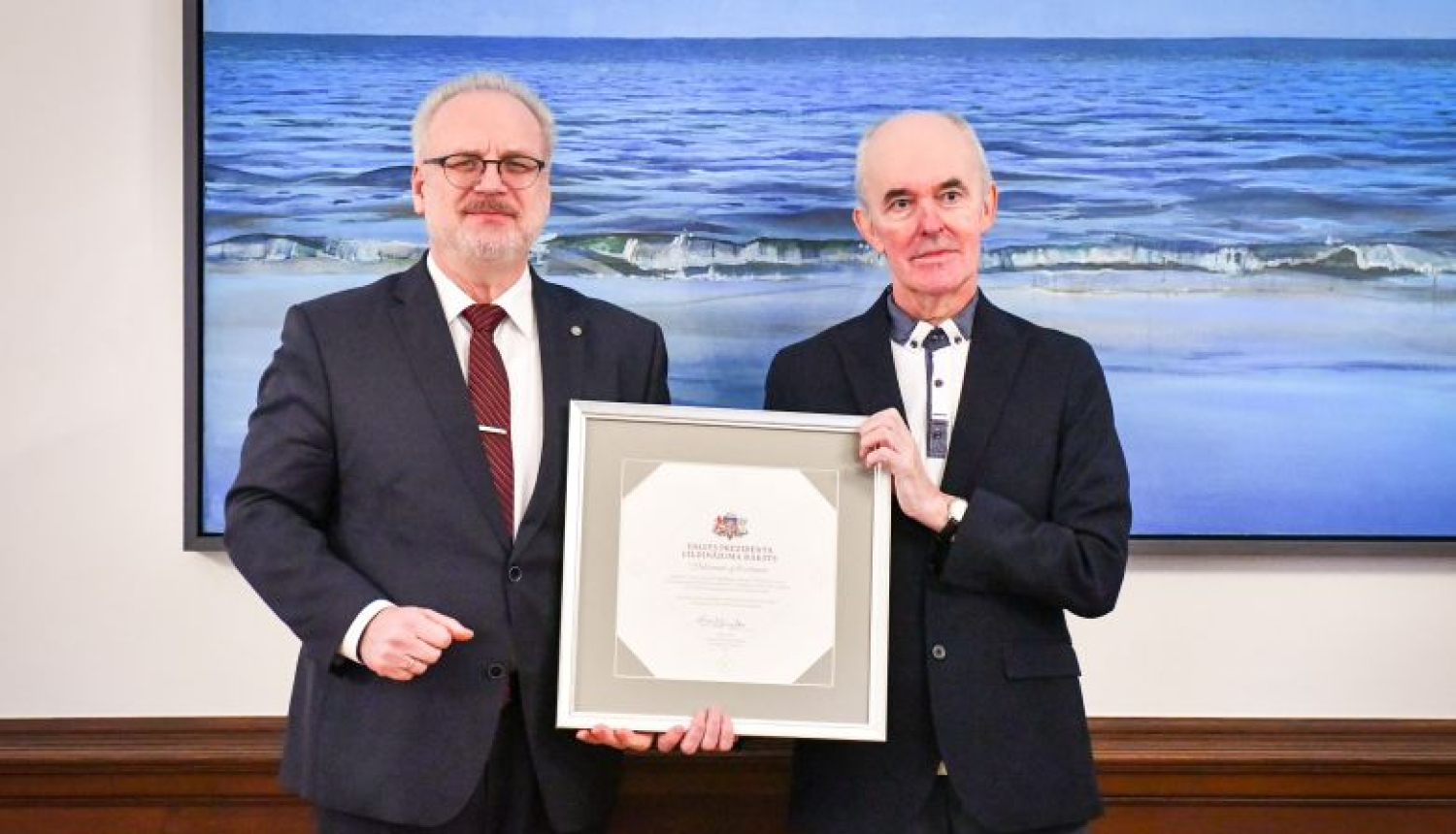 Valsts prezidents pasniedz Cildinājuma rakstu Viktoram Avotiņam