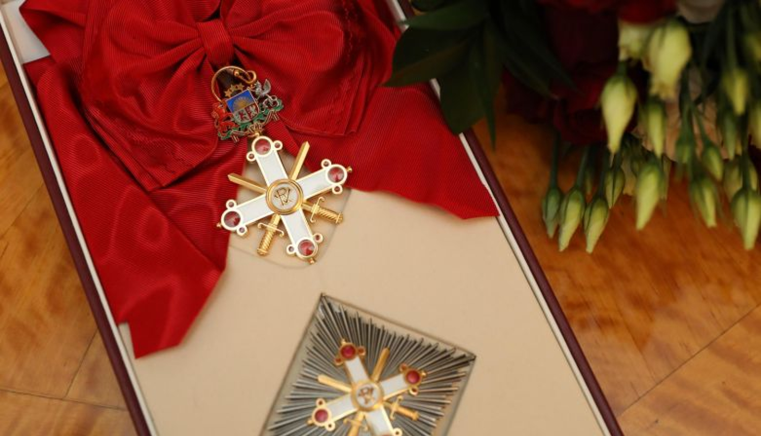 Valsts prezidents pasniedz augstāko valsts apbalvojumu bijušajam ASV Sauszemes spēku Eiropā komandierim, ģenerālleitnantam Frederikam Bendžaminam Hodžesam