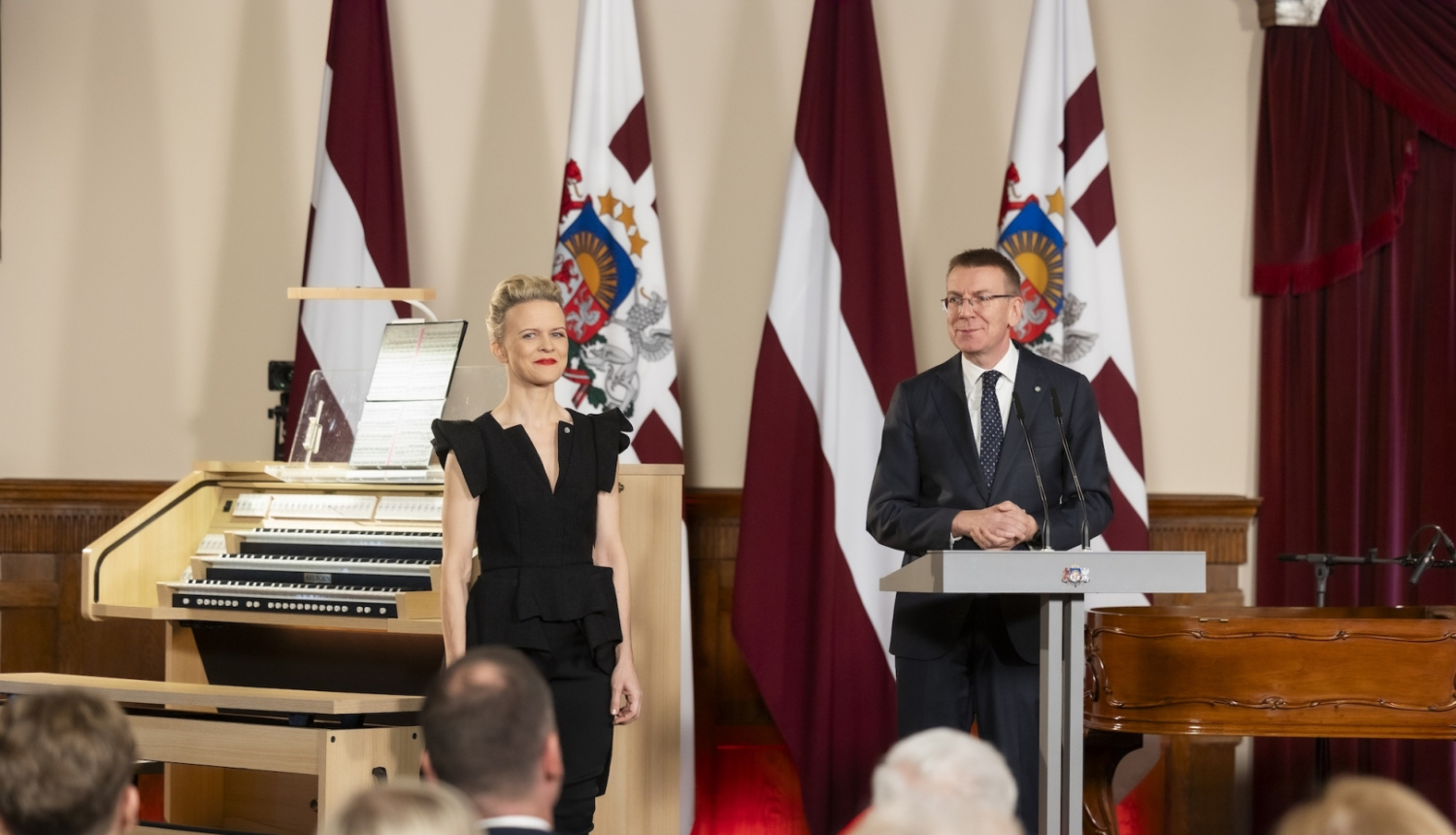 Koncerts Rīgas pilī. Attēlā Valsts prezidents Edgars Rinkēvičs un Iveta Apkalna